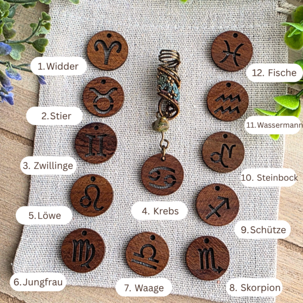 Beschriftete Übersicht der 12 Holz-Tierkreiszeichen-Symbole zur Auswahl für die Dreadspirale Dreadsis V5: 1. Widder bis 12. Fische.