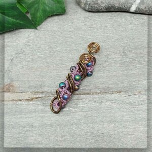 dreadschmuck in antik violett mit antikbronze Draht und dem Edelstein Hämatit in regenbogenfarben dreadperlen dreadspiralen