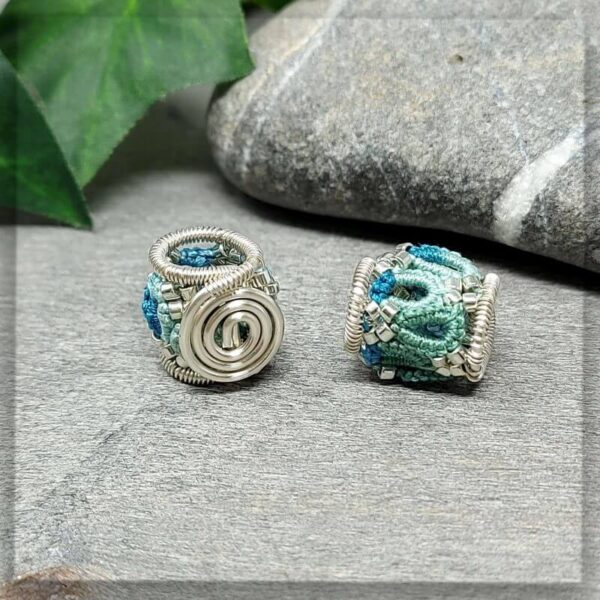 2 x Dreadperle Silber Blue River Glades in blau grün Tönen mit silbernem Draht, geformter Spirale und silbernen Glasperlen