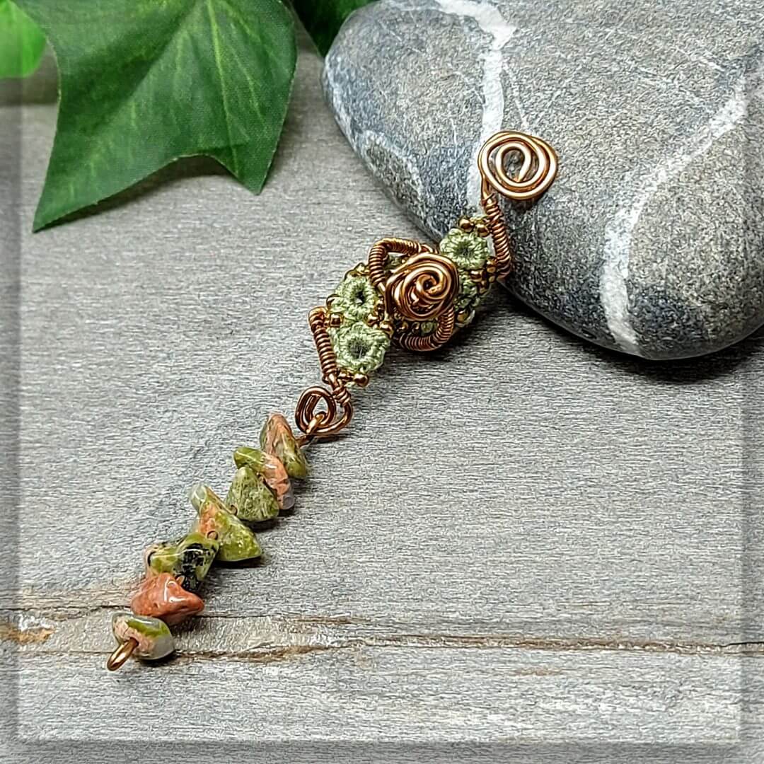 Dreadspirale Dreadschmuck Dreadperle aus olivegrünem Garn geknotet und mit antikbronze Draht stabiliert. Mit antikbronze Glasperlen und dem Edelstein Unakit verziert