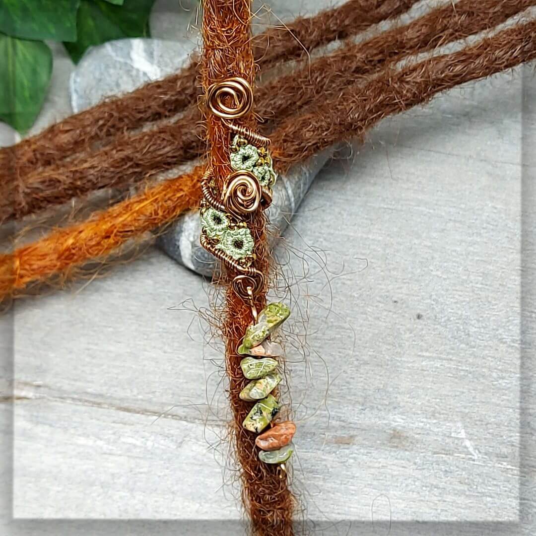Dreadspirale Dreadschmuck Dreadperle aus olivegrünem Garn geknotet und mit antikbronze Draht stabiliert. Mit antikbronze Glasperlen und dem Edelstein Unakit verziert