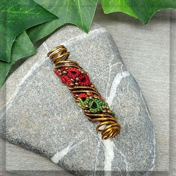 Dreadschmuck Dreadperle geknotet aus einem Farbverlaufsgarn in Grün und Rottönen, mit antikbronze Glasperlen und Draht