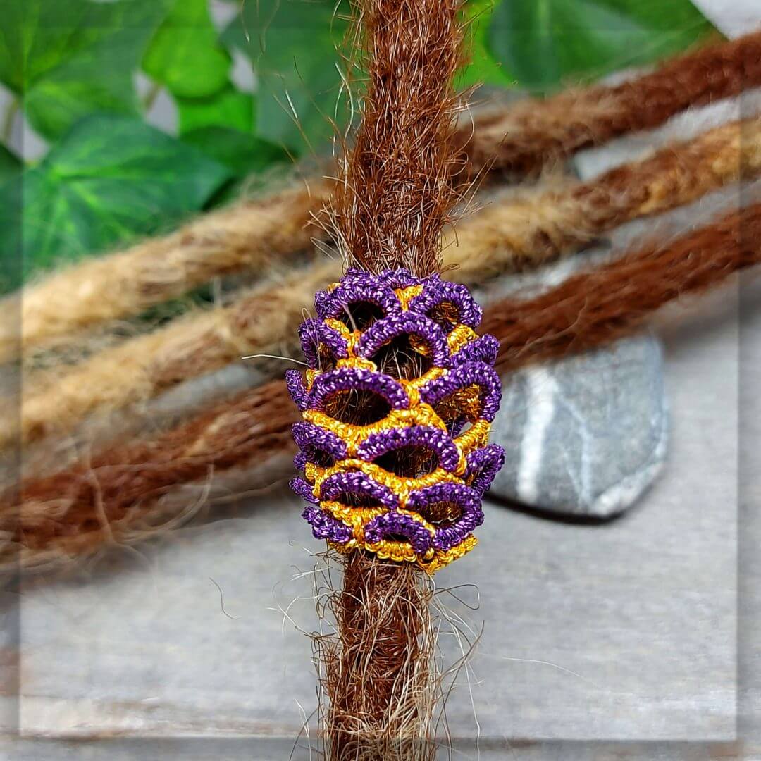 Dreadschmuck Dreadröhre aus Polyestergarn mit Metallicfaden in Lila und Gold mit einem Durchmesser von 8 mm