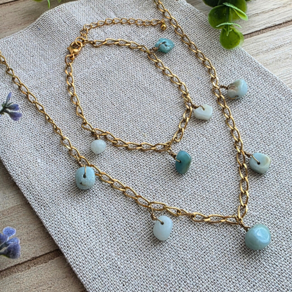 Nahaufnahme der 24K echtgold-vergoldeten Amazonit-Halskette und des passenden Armbands; betont die variable Gliederkette und die einzigartigen Edelstein-Formen.