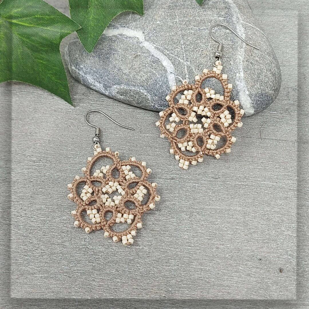 ohrringe ohrhänger ohrschmuck pusteblume hellbraun beige glasperlen