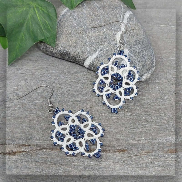 ohrringe ohrschmuck ohrhänger pusteblume weiß mit stahlblauen glasperlen