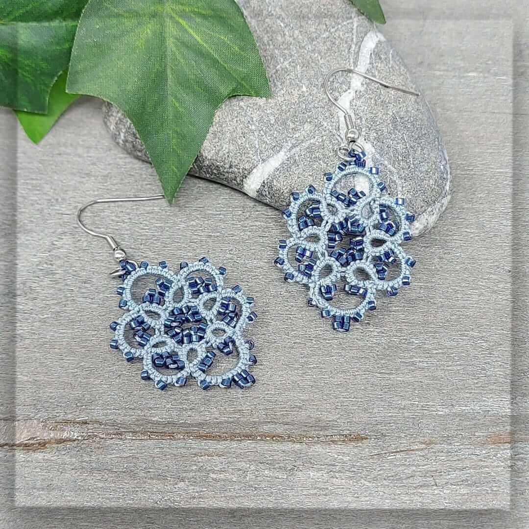 ohrringe ohrschmuck ohrhänger pusteblume hellgrau mit stahlblauen glasperlen
