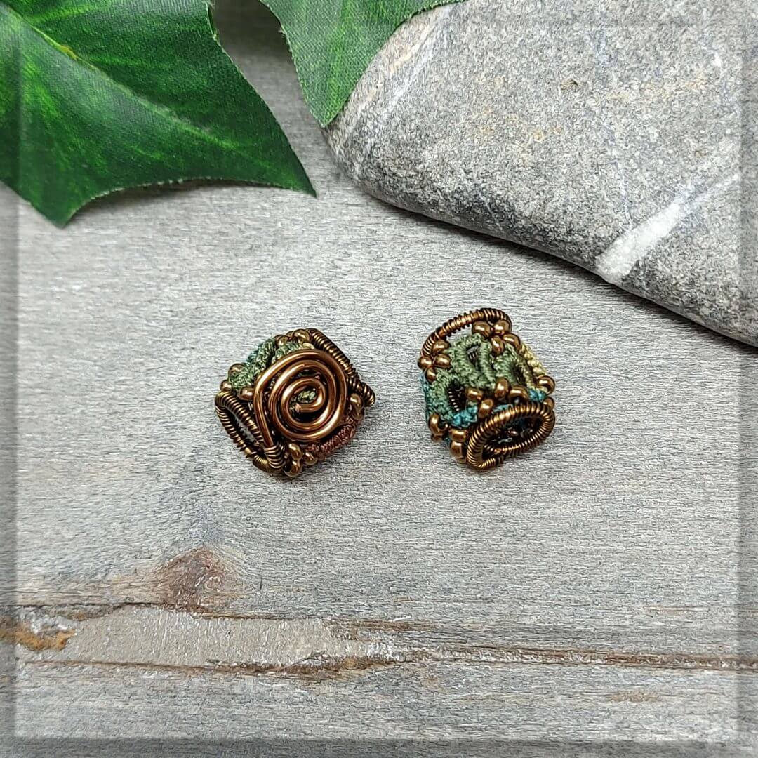 Dreadperlen in grün braun petrol farben und antikbronze draht spirale mit 6 mm durchmesser