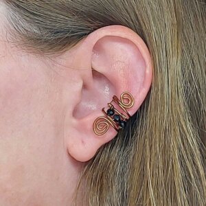 Ear Cuff Ohrklemme Ohrmanschette in antikbronze Draht geformt und mit dem Edelstein Spinell verziert