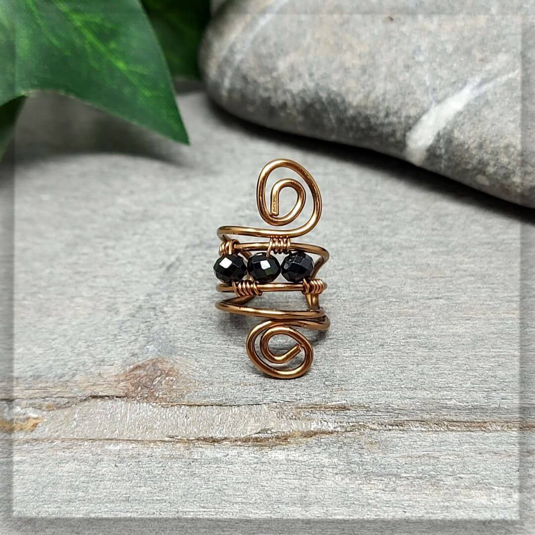 Ear Cuff Ohrklemme Ohrmanschette in antikbronze Draht geformt und mit dem Edelstein Spinell verziert
