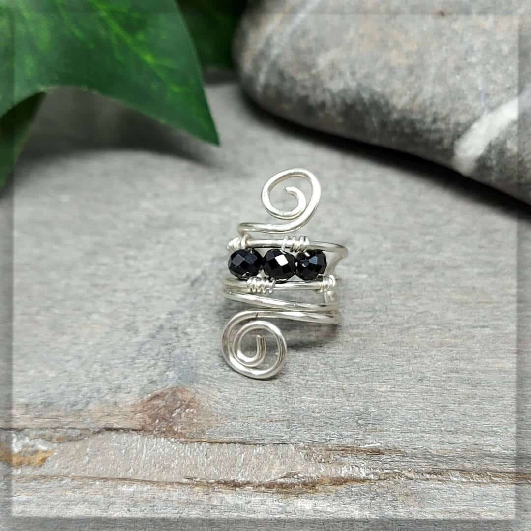 Ear Cuff Ohrklemme Ohrmanschette in silbernem Draht geformt und mit dem Edelstein Spinell verziert
