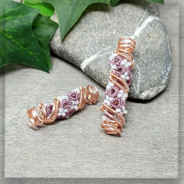 Schicker Dreadschmuck Dreadspiralen Set bestehend aus 2 Stück in der Farbe Roségold und antik violettem Baumwollgarn mit Milchig weißen Glasperlen