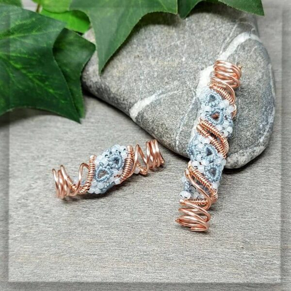 Schicker Dreadschmuck Dreadspiralen Set bestehend aus 2 Stück in der Farbe Roségold und blauem Baumwollgarn mit Milchig weißen Glasperlen