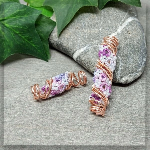 Schicker Dreadschmuck Dreadspiralen Set bestehend aus 2 Stück in der Farbe Roségold und lila Farbverlaufsgarn aus Baumwolle mit Milchig weißen Glasperlen