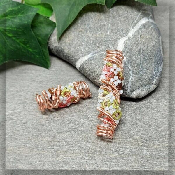 Schicker Dreadschmuck Dreadspiralen Set bestehend aus 2 Stück in der Farbe Roségold und Grün Braun Lachs Farbverlaufsgarn aus Baumwolle mit Milchig weißen Glasperlen