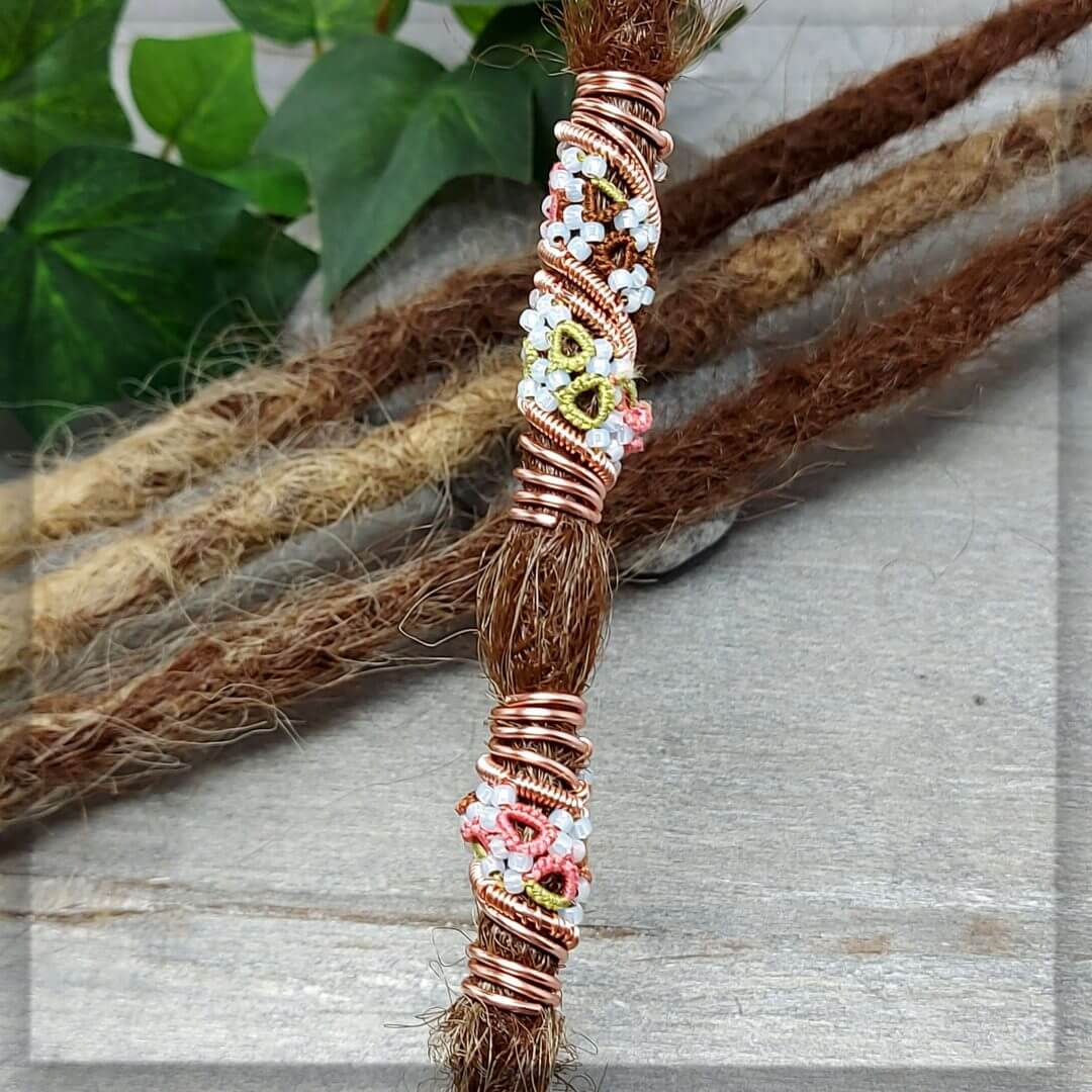 Schicker Dreadschmuck Dreadspiralen Set bestehend aus 2 Stück in der Farbe Roségold und Grün Braun Lachs Farbverlaufsgarn aus Baumwolle mit Milchig weißen Glasperlen
