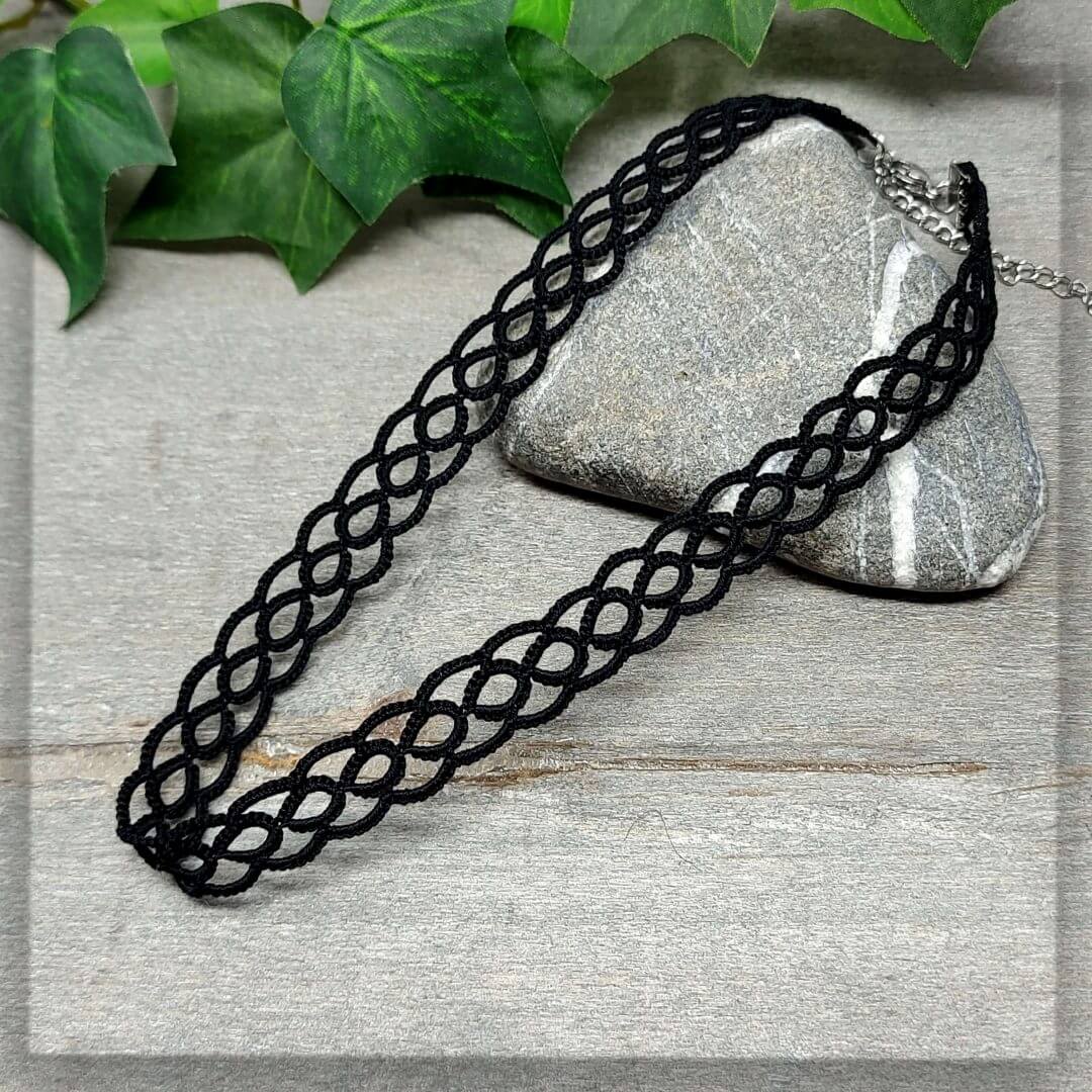 Kropfband Choker schlicht und schmal aus Baumwollgarn geknotet und mit einem Edelstahl Verschluß
