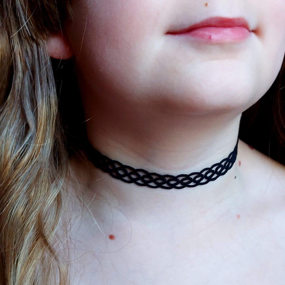 Kropfband Choker schlicht und schmal aus Baumwollgarn geknotet und mit einem Edelstahl Verschluß