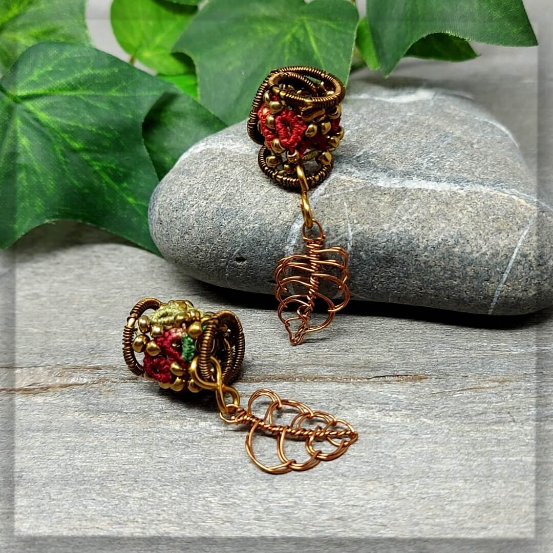 Dreadperlen Dreadschmuck aus Baumwollgarn geknotet in Grün- und Rottönen mit Antikbronze Draht stabilisiert und mit einem Anhänger ein Blatt aus Draht geformt verziert