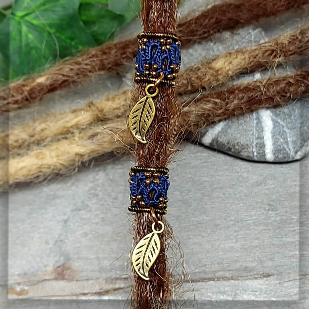 Dreadschmuck Dreadperlen Dreadbeads in Navy Blue mit antikbronze Draht und Glasperlen und einem Blatt in antikbronze verziert