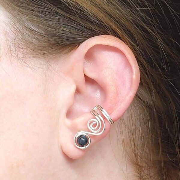 Ohrklemme Ohrmanschette Ear Cuff handgefertigt aus Draht in Silber mit dem Edelstein Dumortierit