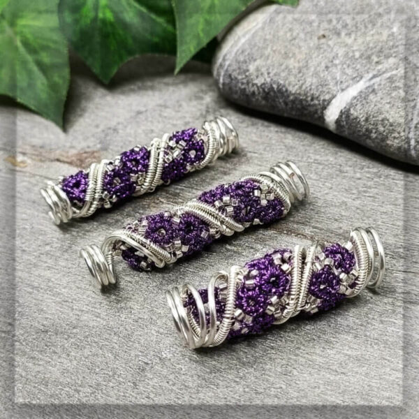 Dreadschmuck Dreadspirale in Metallic Garn geknotet und silbernen Draht geformt