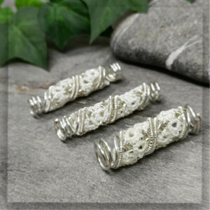 Dreadschmuck Dreadspirale in weiß metallic geknotet und mit silbernem Draht geformt