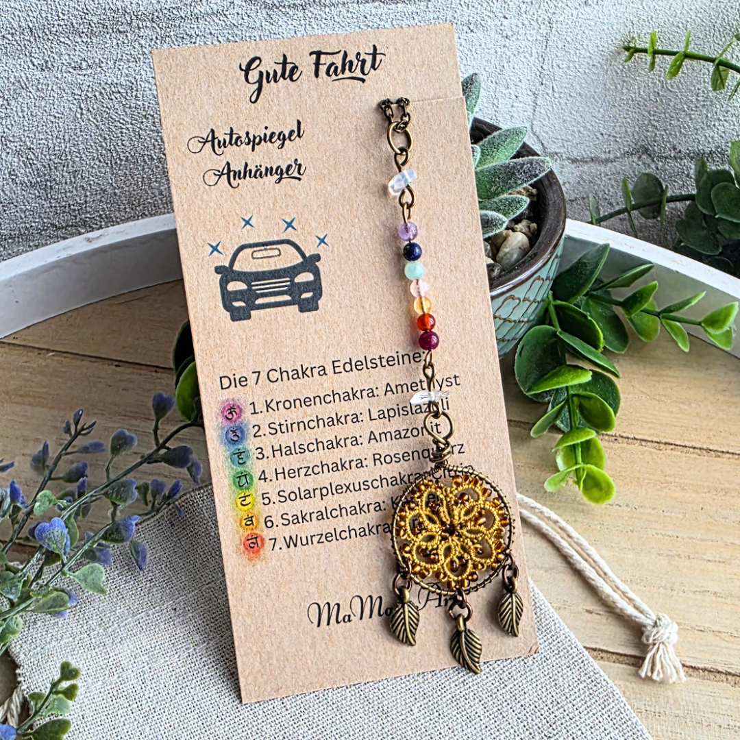 Autospiegel-Anhänger Harvest Gold von MaMari Art® mit sieben Chakra-Edelsteinen und handgefertigtem Traumfänger.