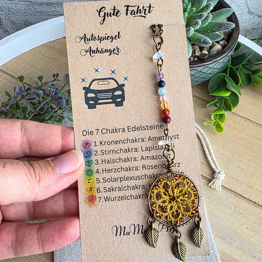 Handgefertigter Autospiegel-Anhänger Harvest Gold auf MaMari Art® Produktkarte mit sieben Chakra-Edelsteinen.