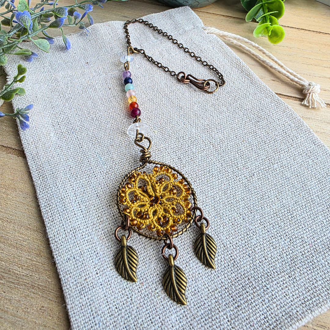 Autospiegel-Anhänger Traumfänger Harvest Gold von MaMari Art® mit goldfarbener Occhi-Spitze, Chakra-Edelsteinen und bronzefarbenen Details.