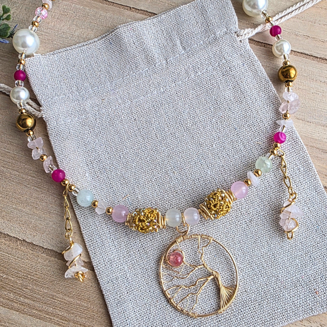 Halsreif mit rosafarbenen und hellen Perlen, goldfarbenen Akzenten, Rosenquarzsplittern und rundem Lebensbaum-Anhänger mit rosa Steinperle