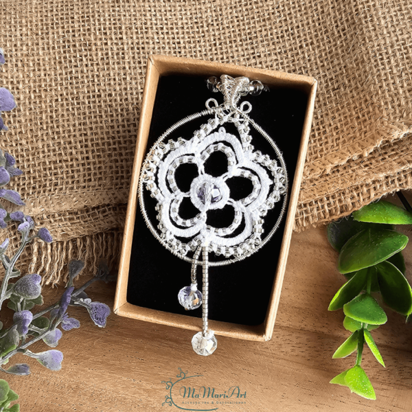 Halskette Enea Weiß Silber Blume und Pacettenperlen