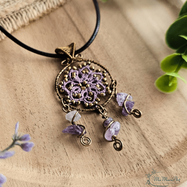 Halskette Traumfänger in Flieder und Antikbronze mit Edelsteinsplittern von Amethyst auf einem Holzhintergrund