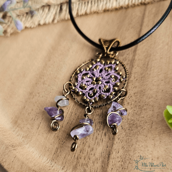 Halskette Traumfänger in Flieder und Antikbronze mit Edelsteinsplittern von Amethyst auf einem Holzhintergrund