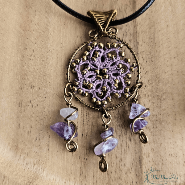 Halskette Traumfänger in Flieder und Antikbronze mit Edelsteinsplittern von Amethyst auf einem Holzhintergrund