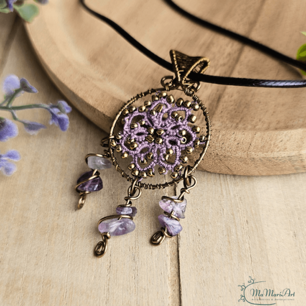 Halskette Traumfänger in Flieder und Antikbronze mit Edelsteinsplittern von Amethyst auf einem Holzhintergrund