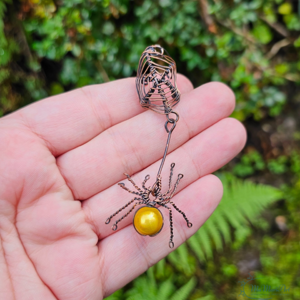 Ear Cuff Wäldwächter Spinnennetz mit Spinne in gschwärztem Kupfer und gelbgoldener Miracle Perle