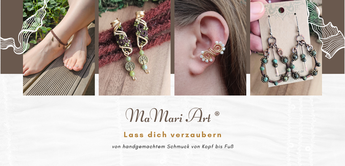 Ein harmonisch gestaltetes Banner für MaMari Art® zeigt vier verschiedene Schmuckstücke: ein Fußkettchen mit kleinen Blättern, grüne Ohrhänger mit Drahtkunst und Perlen, ein verspielter Ear Cuff in Spiralform sowie elegante Ohrringe mit Blumenmuster. Darunter steht in stilvoller Schrift: „MaMari Art® – Lass dich verzaubern – von handgemachtem Schmuck von Kopf bis Fuß“. Natürliche Elemente und zarte Linien runden das Design ab.