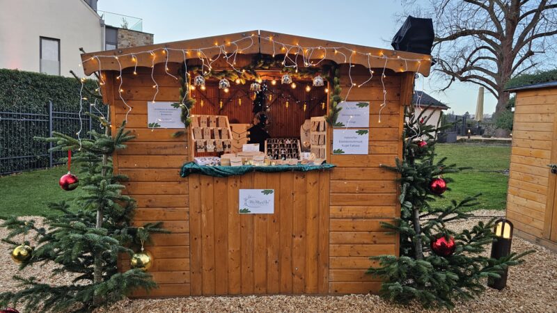 Holzhütte auf einem Weihnachtsmarkt beim Schloss Burgbrohl, weihnachtlich geschmückt und beleuchtet und mit einer Auswahl Schmuck von MaMari Art