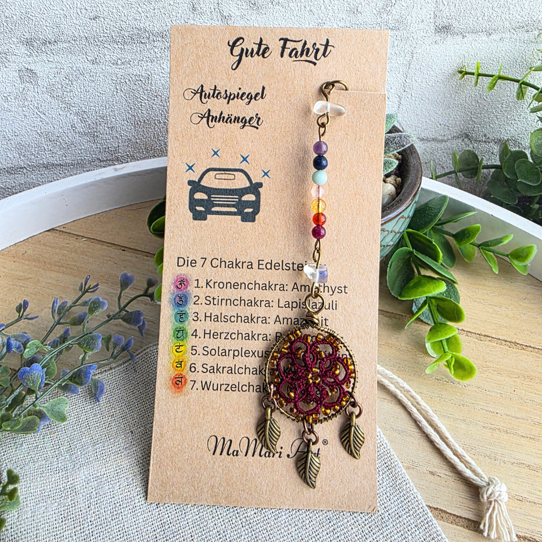 Autospiegelanhänger Chakra Traumfänger Bordeauxrot von MaMari Art® mit Edelsteinen, Occhi-Motiv und drei antikbronzenen Blättern auf Produktkarte.