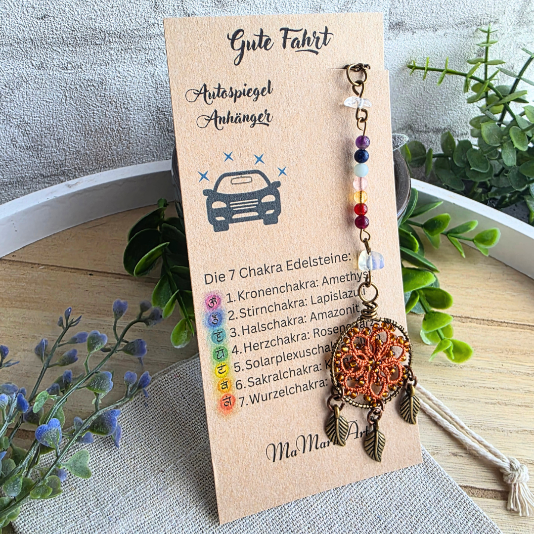 Autospiegelanhänger Chakra Traumfänger Harvest Orange mit sieben Chakra-Edelsteinen, Occhi-Motiv und drei antikbronzenen Blättern auf Produktkarte.