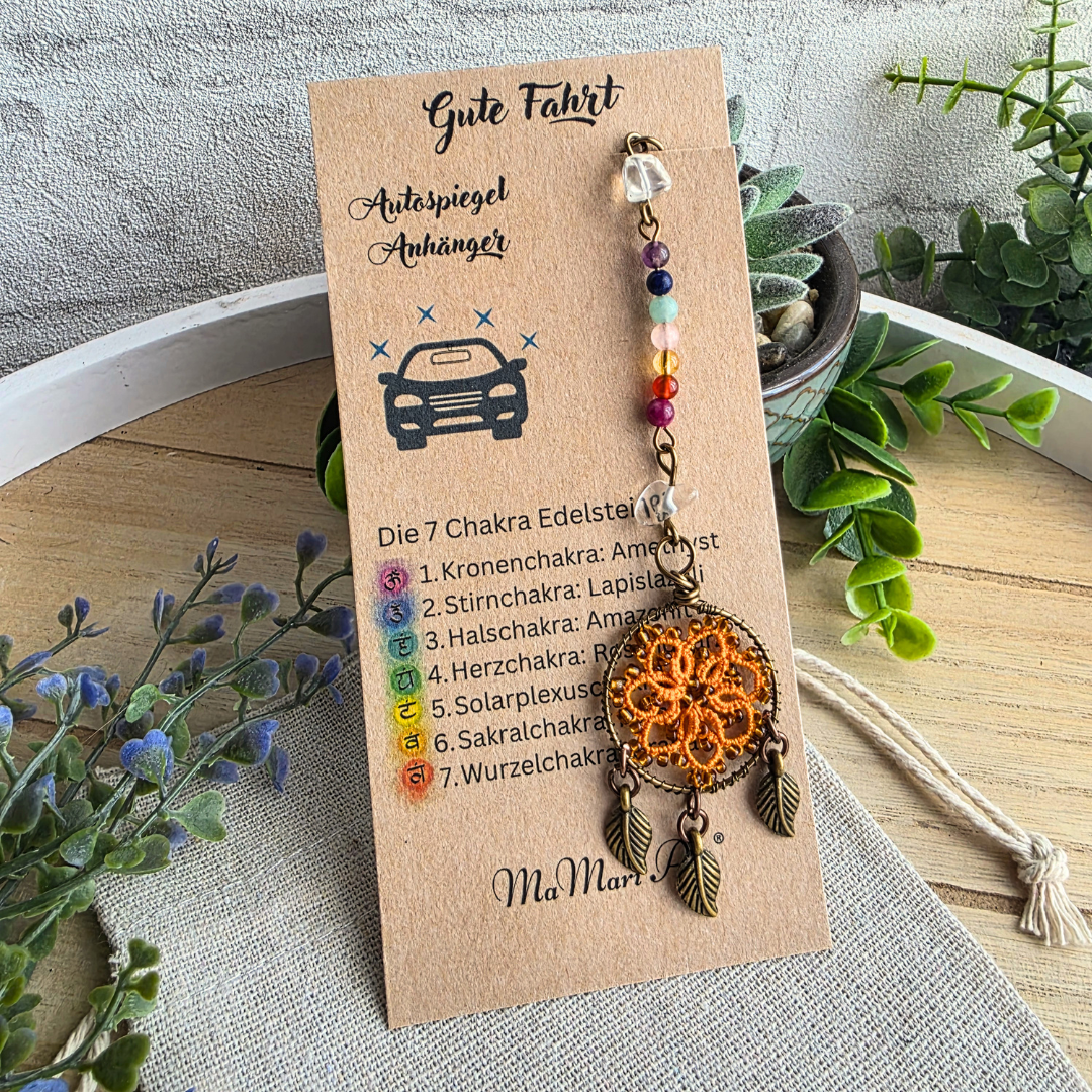 Autospiegelanhänger Chakra Traumfänger Orange von MaMari Art® mit Edelsteinen, Occhi-Motiv und drei antikbronzenen Blättern auf Produktkarte.